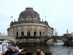 Spreedampfer vor dem Bode-Museum