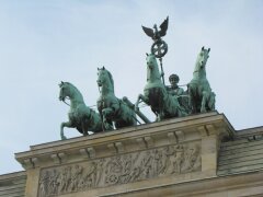 Die Quadriga auf dem Brandenburger Tor grüßt in der Morgensonne