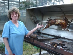 Kleines Geburtstagskind neben großem Grill