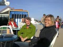 Petzi und Fisch-Woman relaxen am Ostseestrand in Kellinghusen