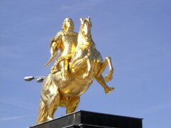 Der Neustädter Markt auf dem rechten Elbufer prunkt mit dem goldenen Reiter