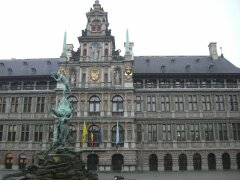 Rathaus in Antwerpen. Davor das Standbild des Handwerfers.