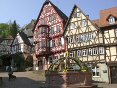 Vorösterlich geschmückter Marktplatz zu Miltenberg