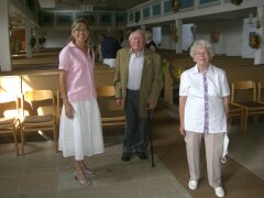 Fisch-Woman mit Tante J. und Onkel H. in der Dorfkirche von Schönfeld